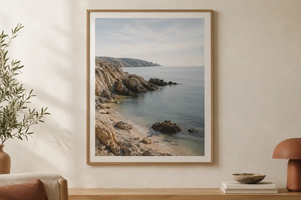 Affiche photographique de côte rocheuse dans un cadre en bois clair