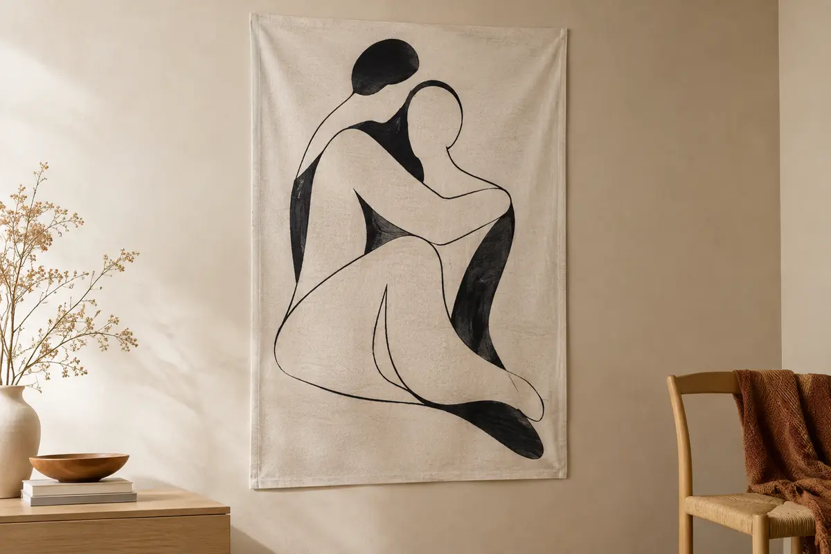 Tenture murale en polyester noir et blanc, ornée d’un croquis abstrait de couple sur un mur crème.