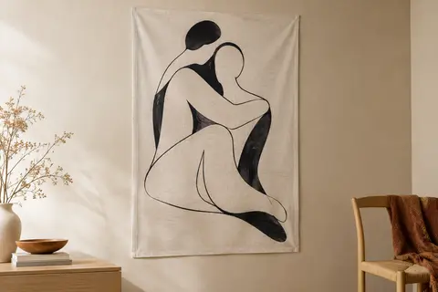 Tenture murale en polyester noir et blanc, ornée d’un croquis abstrait de couple sur un mur crème.