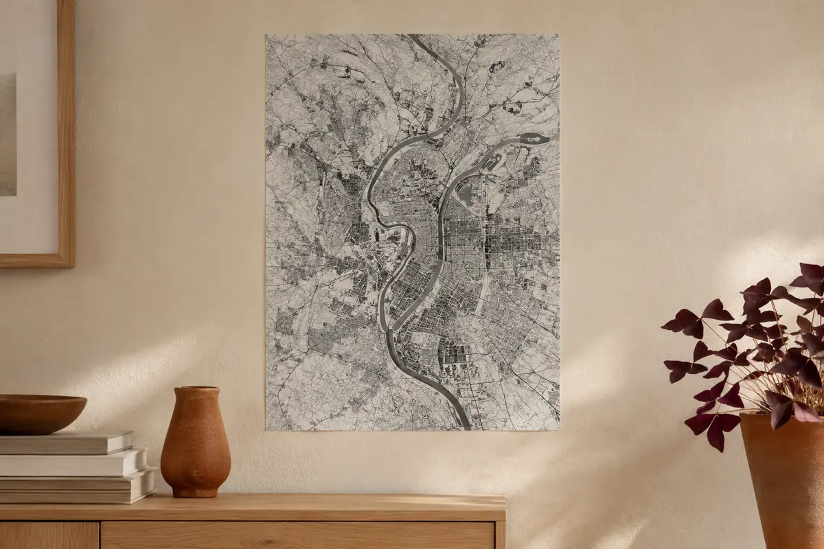 Affiche cartographique de Lyon en noir et blanc, au format A3, présentée sur un mur crème.