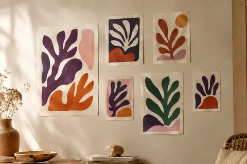 Six affiches abstraites sur le thème végétal, en formats A3 et A4, disposées sur un mur crème