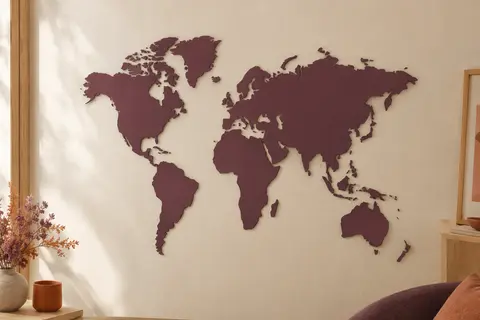 Carte du monde murale en MDF découpée au laser, mise en relief sur un mur crème